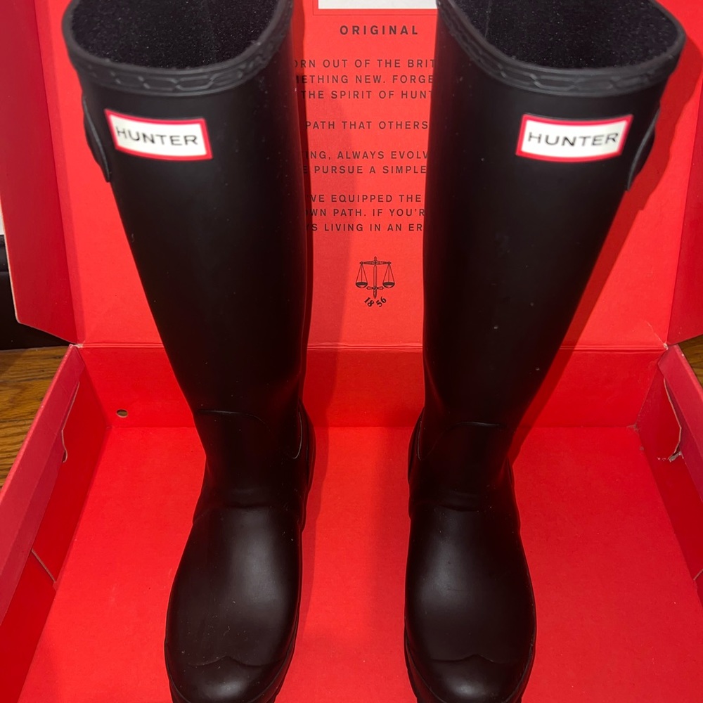 Hardly used, they’re in great condition. Matte black, size 6